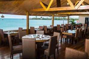 Petit-déjeuner, déjeuner et dîner servis sur place