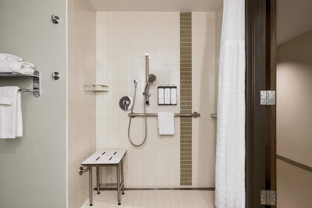 Suite, accessibile ai disabili (2 Queen Beds/1 Sofa Bed, with Shower) | Bagno | Combinazione doccia/vasca, set di cortesia gratuito, asciugacapelli