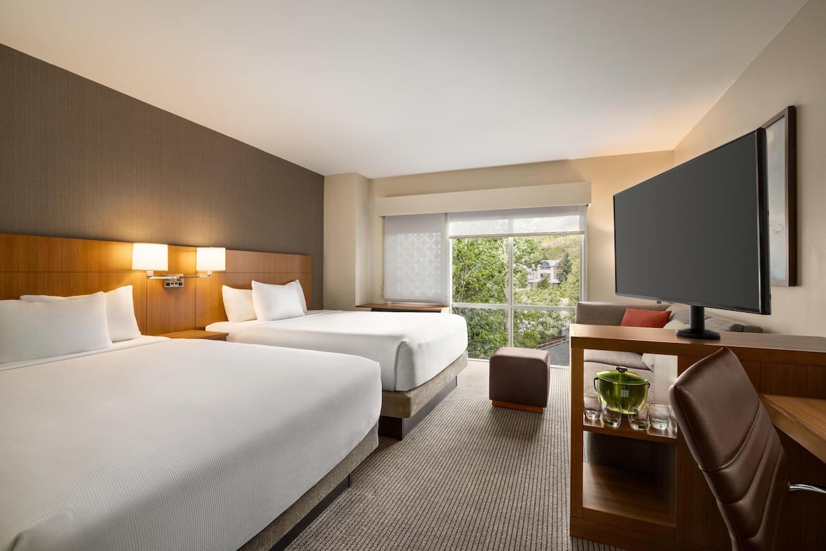 in-room safe, desk, laptop workspace, iron/ironing board