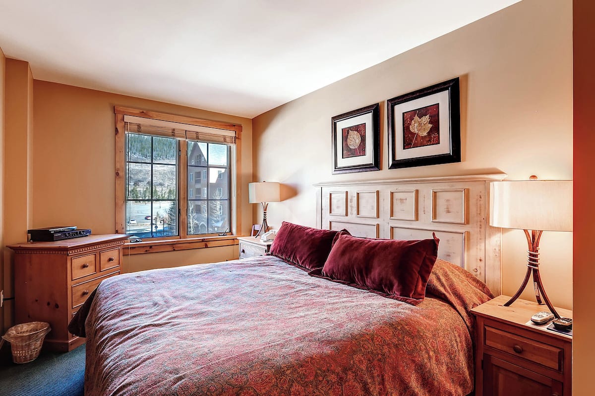 Condo, 2 Bedrooms (Dakota Lodge) | Individually decorated, individually furnished, iron/ironing board