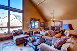 Condo Premier, 2 habitaciones (River Run) | Área de sala de estar | Televisión 