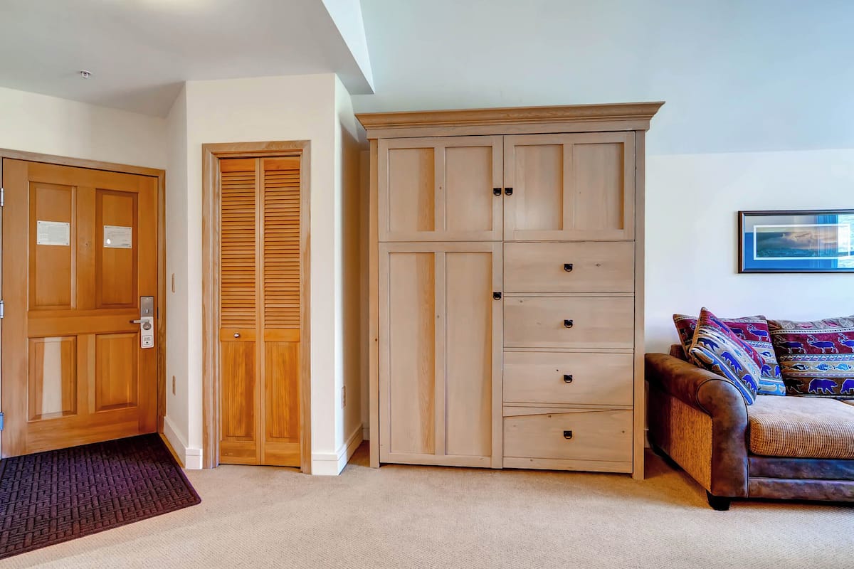 Basic Studio (Silver Mill) | Individually decorated, individually furnished, iron/ironing board