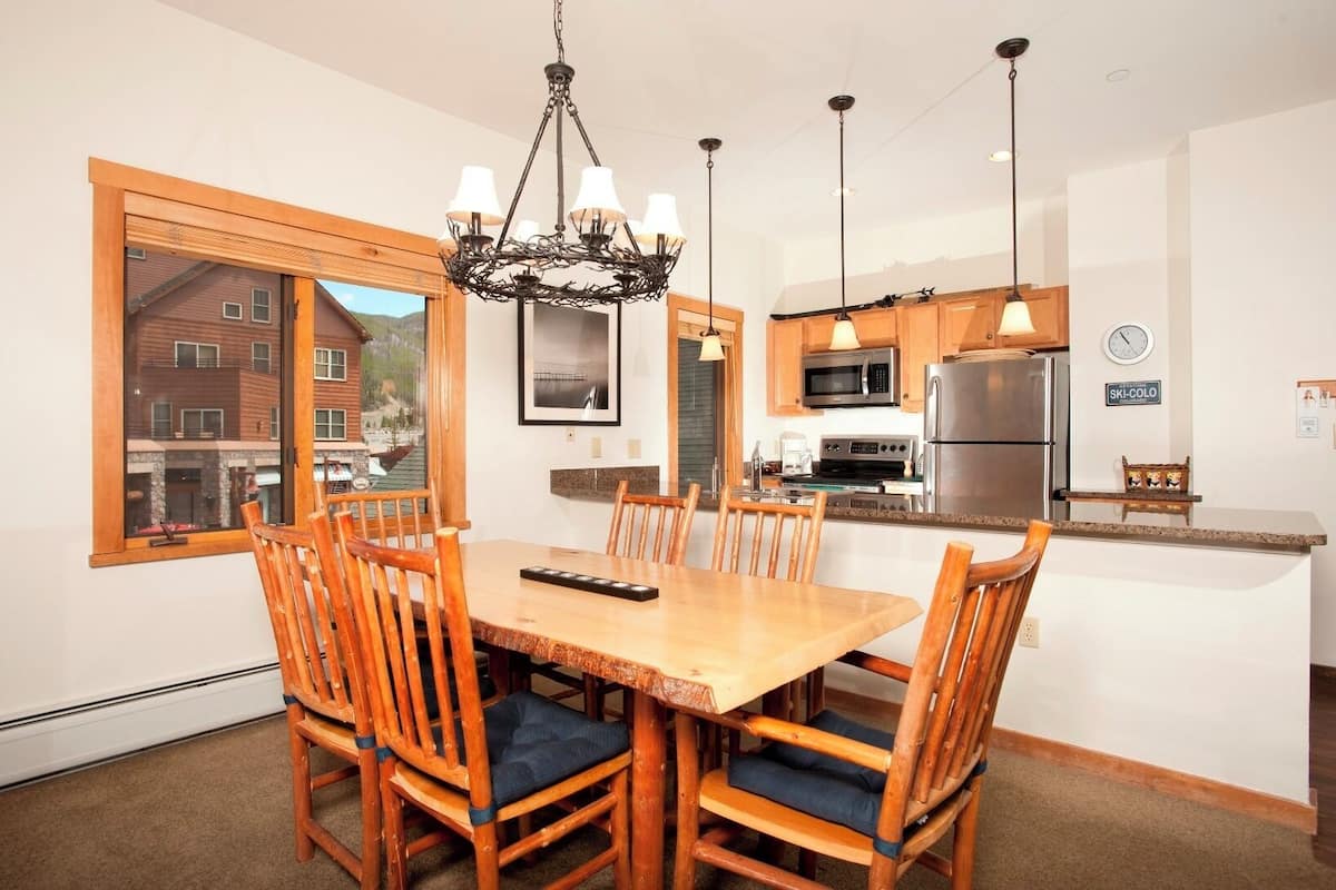 تناول الطعام داخل الغرفة