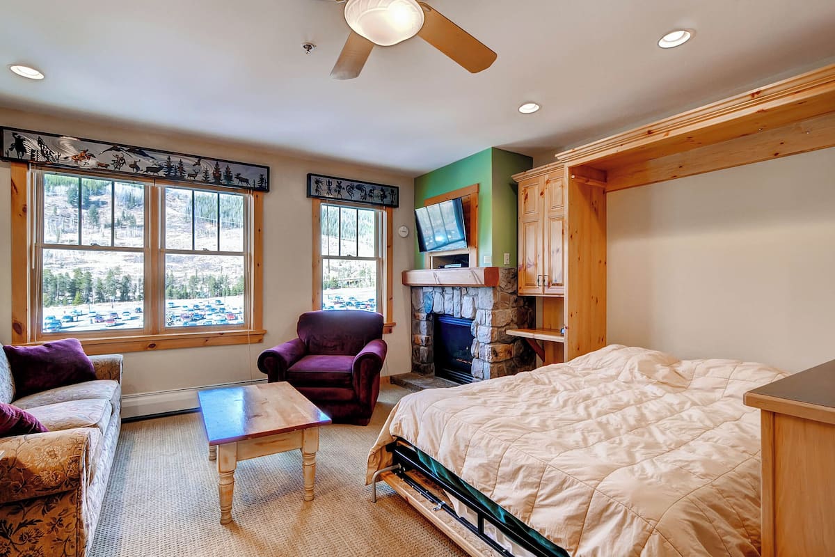 Basic Studio (Buffalo Lodge) | Individually decorated, individually furnished, iron/ironing board