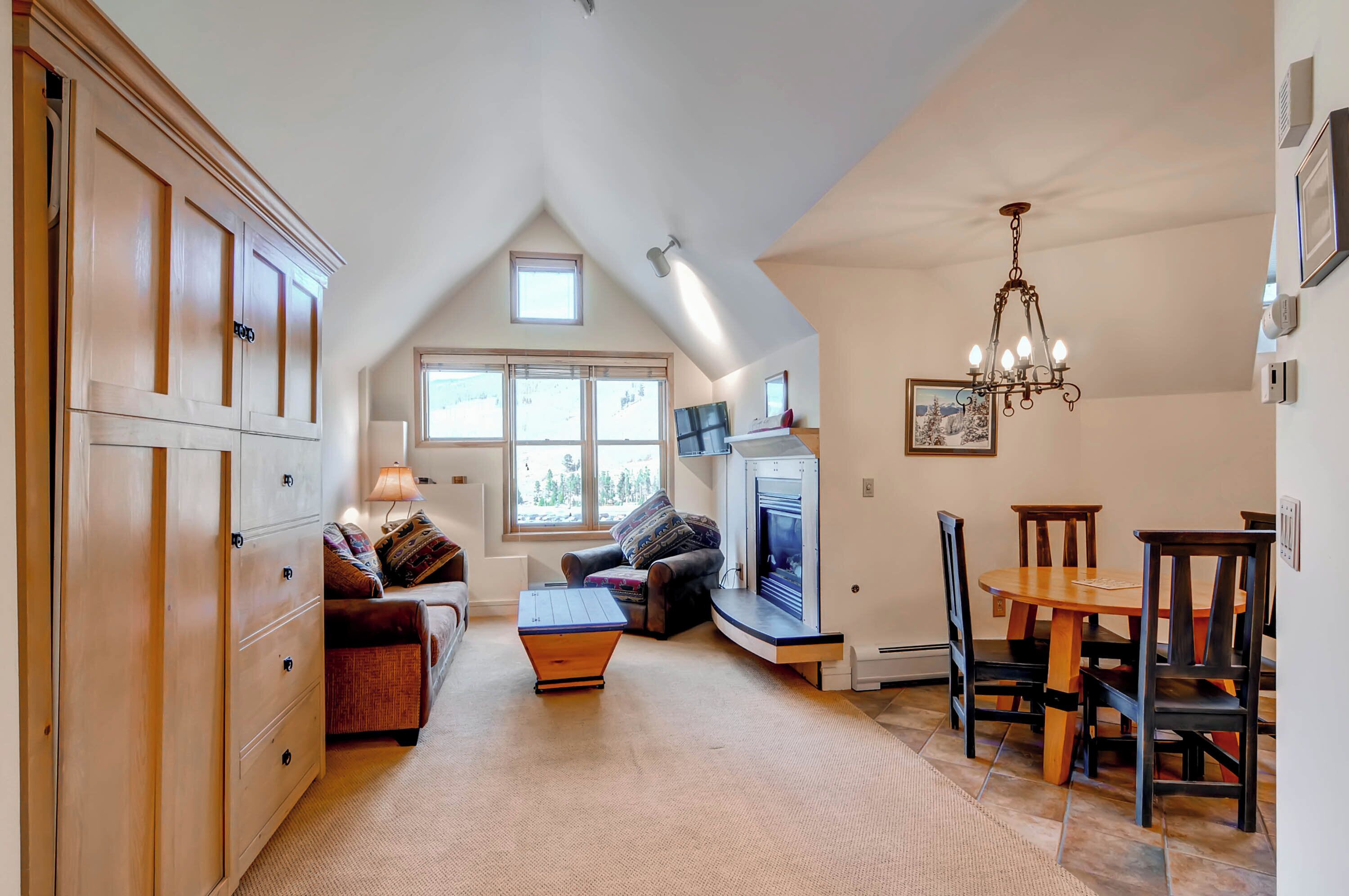 Basic Studio (Silver Mill) | Living area | TV