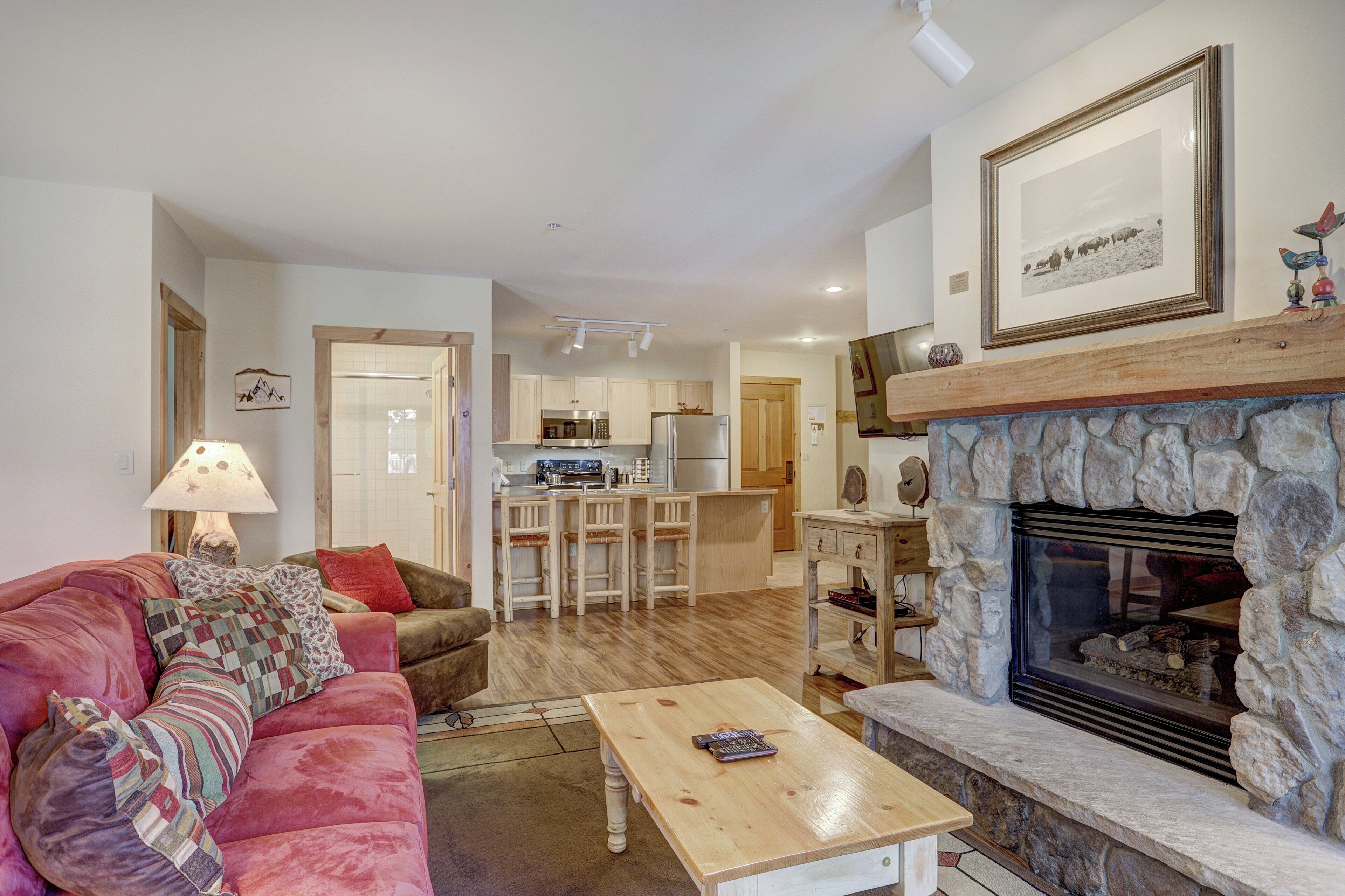 Apartment, 3 Schlafzimmer (Dakota Lodge) | Wohnbereich | Fernseher