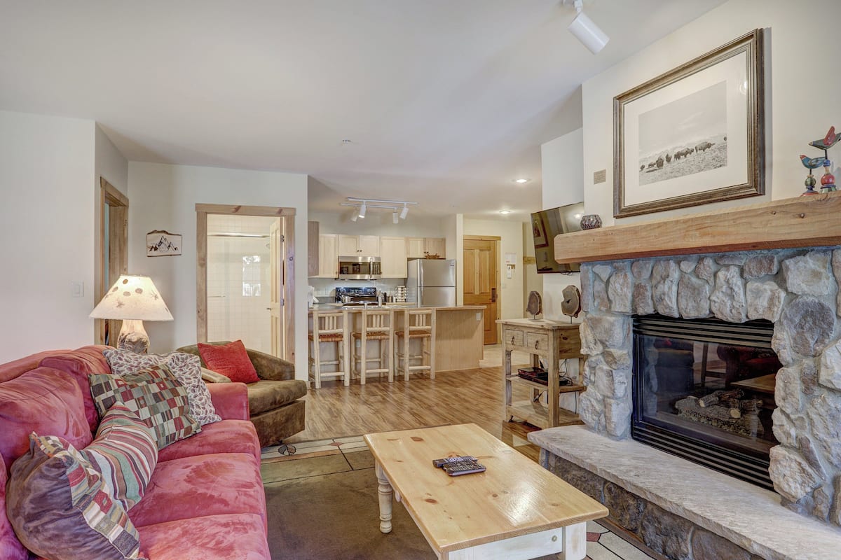 Apartment, 3 Schlafzimmer (Dakota Lodge) | Wohnbereich | Fernseher