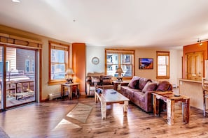 Premier Condo, 2 Bedrooms (River Run) | Living area | TV