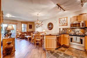Premier Condo, 4 Bedrooms (River Run) | Living area | TV