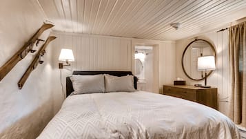 Room (Ski Tip B&B - Private Room) | Iron/ironing board, free WiFi, bed sheets