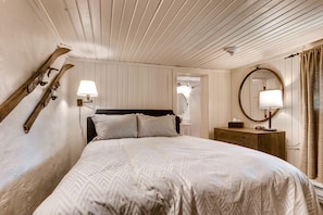 Room (Ski Tip B&B - Private Room) | Seterika/papan seterika, Wi-fi percuma, cadar katil