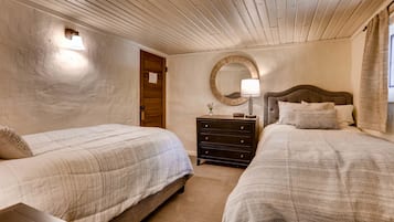 Suite (Ski Tip B&B - Petite) | Ropa de cama hipoalergénica, escritorio y tabla de planchar con plancha