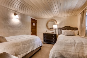 Sviitti (Ski Tip B&B - Petite) | Allergiatestatut vuodevaatteet, työpöytä, silitysrauta/-lauta