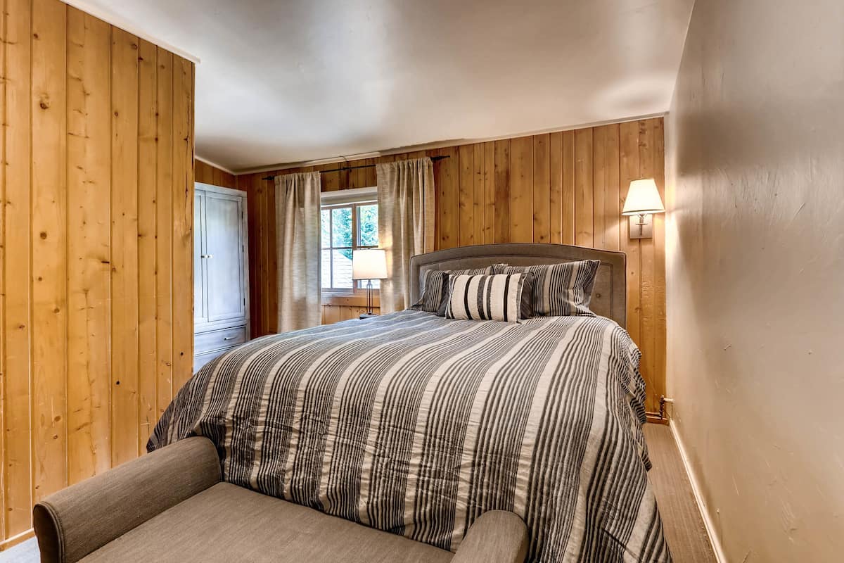 Room (Ski Tip B&B - Private Room) | Hypo-allergenic bedding, desk, iron/ironing board, bed sheets