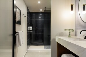 名牌梳洗用品、風筒、浴袍、提供毛巾