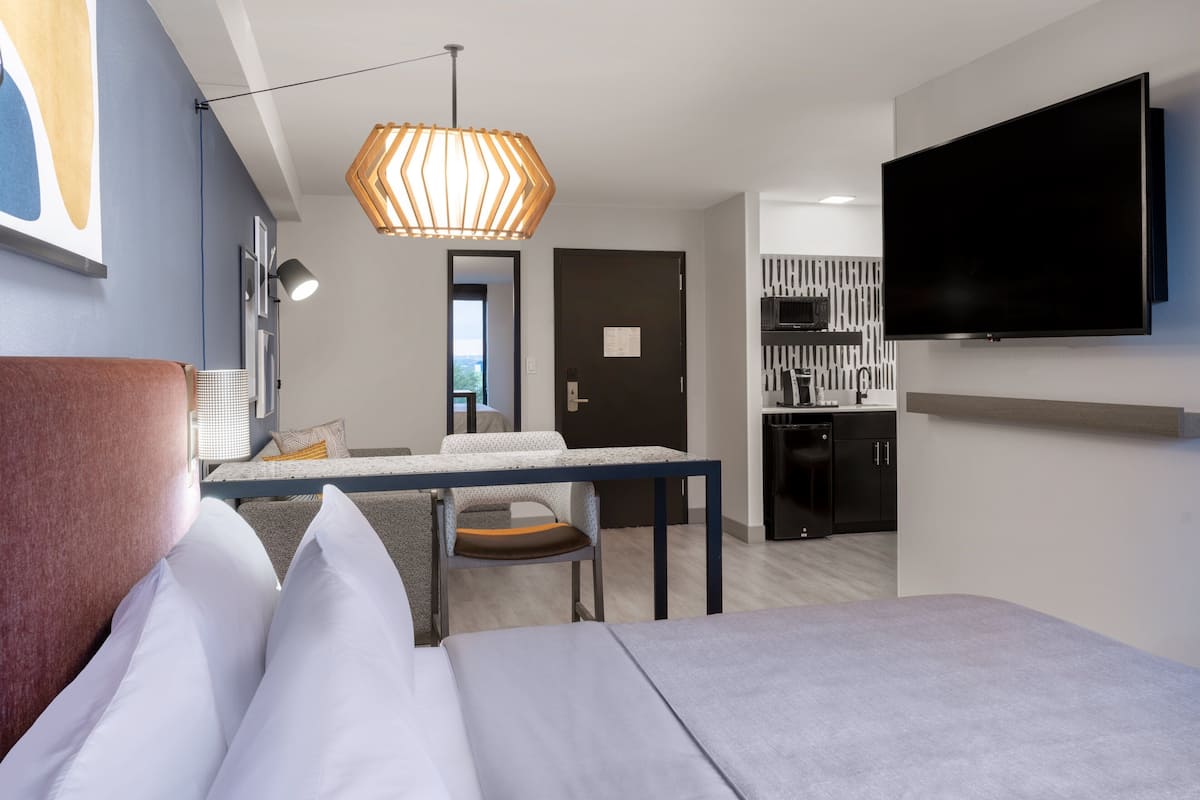 premium bedding, down duvets, in-room safe, desk