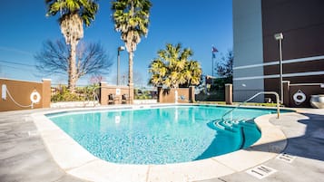 Hồ bơi ngoài trời phục vụ theo mùa