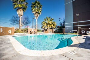 Een seizoensgebonden buitenzwembad