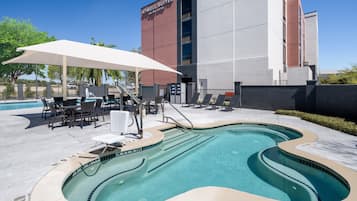 Una piscina al aire libre de temporada