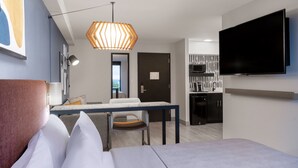 Studiosuite, 1 kingsize-seng | Sengetøy av topp kvalitet, dundyner, safe på rommet og skrivebord