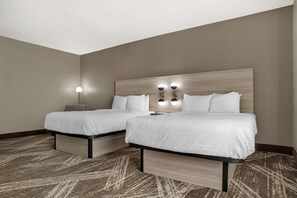 Chambre Standard, 2 grands lits, accessible aux personnes à mobilité réduite, baignoire | Literie de qualité, lit avec matelas Tempur-Pedic, bureau
