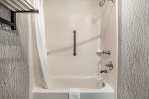 Combined shower/bathtub, free toiletries, hair dryer, towels - Best Western Plus Jackson Downtown Coliseum (Jackson)