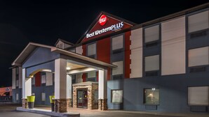 Ett Best Western Plus-hotell med en modern fasad, ett tydligt skylt och en täckt entré.