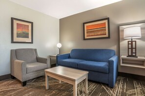 Suite, 1 très grand lit, accessible aux personnes à mobilité réduite, baignoire | Literie de qualité, lit avec matelas Tempur-Pedic, bureau