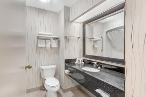 Badewanne, kostenlose Toilettenartikel, Haartrockner, Handtücher
