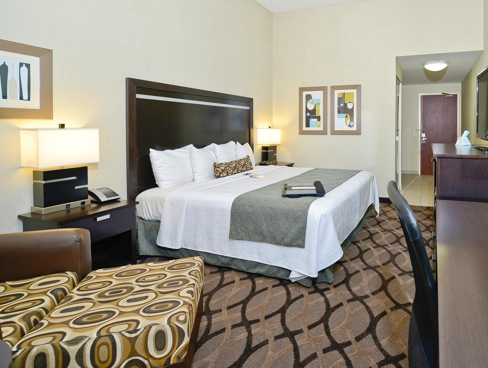 Premium bedding, in-room safe, desk, blackout drapes