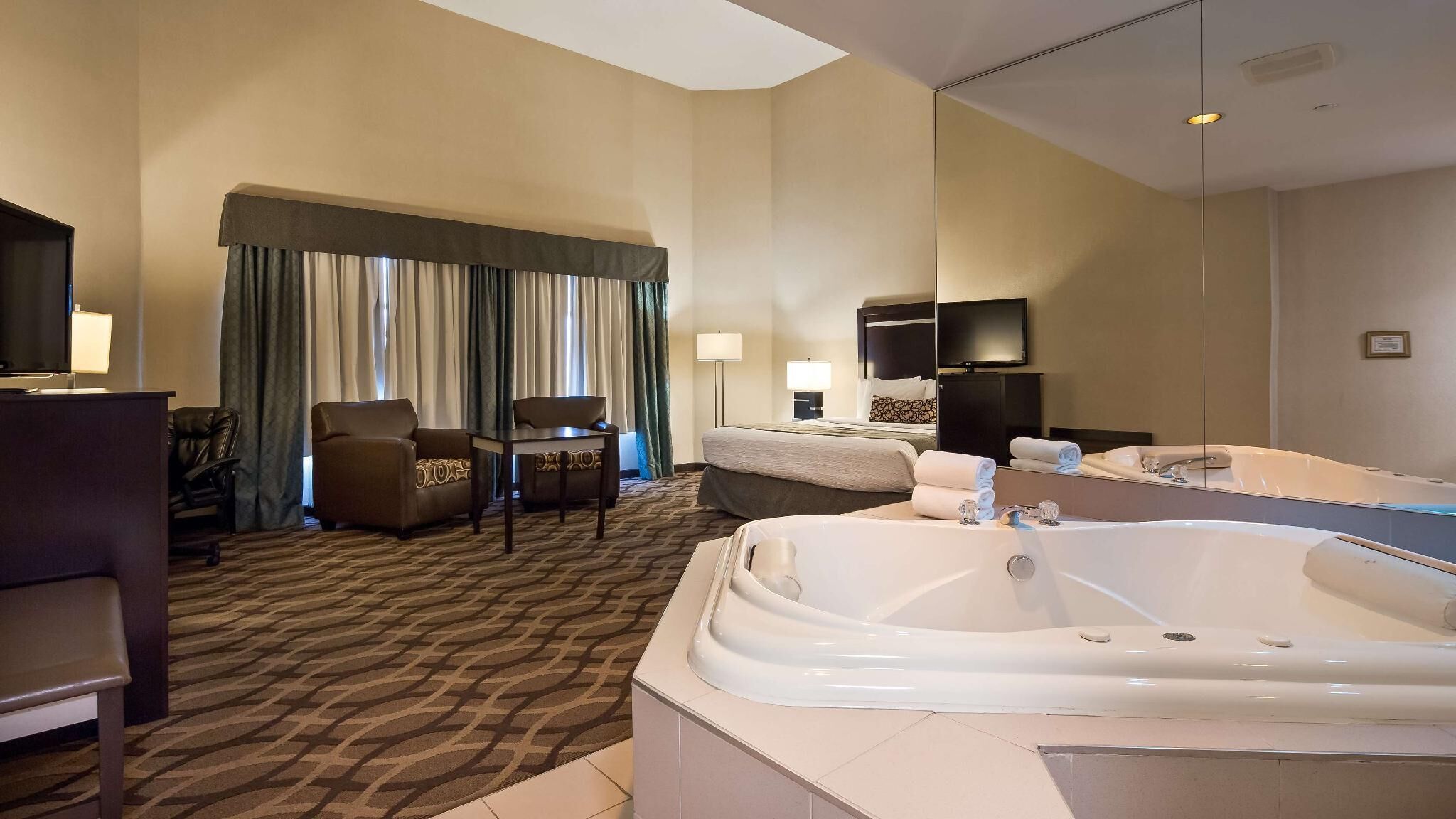 高級寢具、客房內保險箱、書桌、遮光布/窗簾