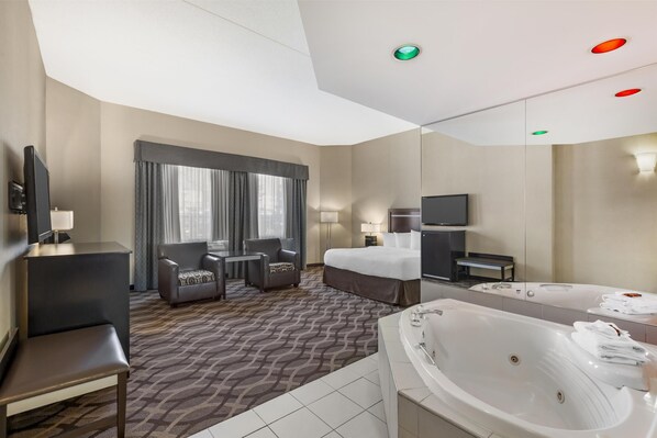 Suite, 1 Tempat Tidur King, Bebas Asap Rokok, jet tub | Seprai premium, brankas, meja kerja, dan tirai kedap cahaya