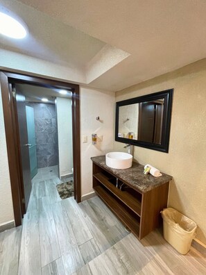 Shower, free toiletries, hair dryer, towels - Hotel Imperial Saltillo (Saltillo)