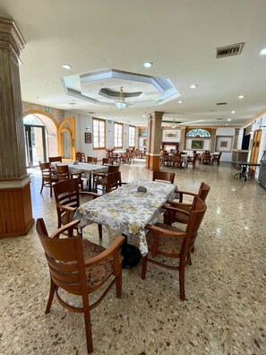 حيث تُقدم وجبات الإفطار، الغداء، العشاء، الأطباق العالمية