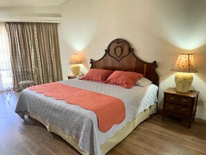 خزنة داخل الغرفة وبديكورات فريدة لكل غرفة ومكواة/لوح كي وواي فاي مجانًا