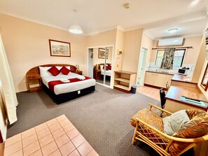 Escritorio, sistema de insonorización y tabla de planchar con plancha 