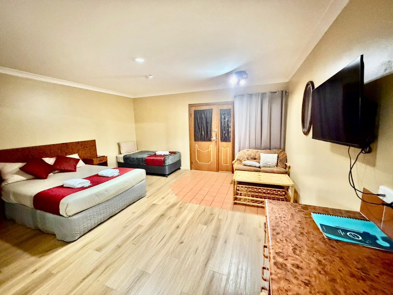 Habitación estándar, no fumadores (Standard Twin) | Escritorio, sistema de insonorización, tabla de planchar con plancha