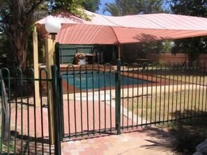 Una piscina al aire libre