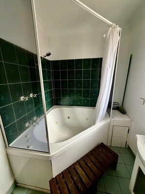 標準套房, 2 間臥室, 簡易廚房 (Suite) | 浴室 | 免費盥洗用品、吹風機、毛巾
