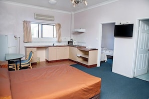 Schreibtisch, schallisolierte Zimmer, Bügeleisen/Bügelbrett