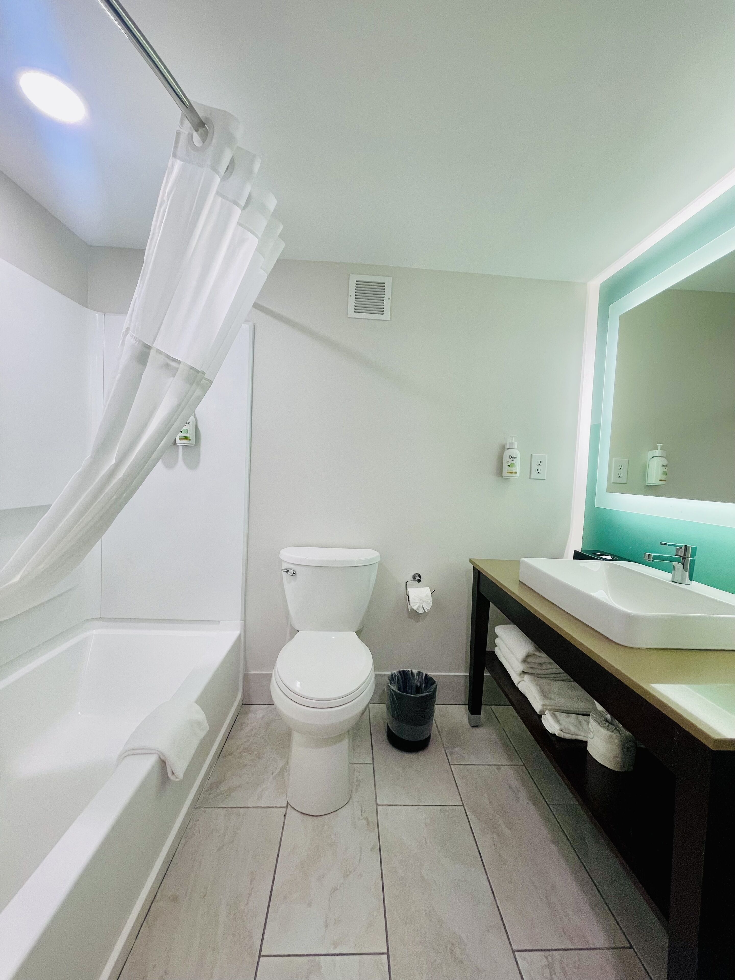 A bathroom with a toilet, bathtub, and sink.