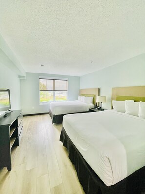 ห้องสวีท, 1 ห้องนอน, ปลอดบุหรี่ (2 Queen Beds) | โต๊ะทำงาน, พื้นที่ทำงานแบบใช้แล็ปท็อป, ผ้าม่านกันแสง, เตารีด/โต๊ะรีดผ้า