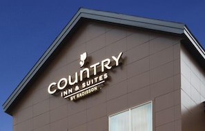 A building with a sign that reads "Country Inn & Suites by Radisson."