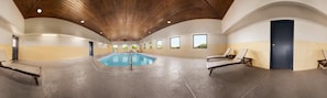 Piscine couverte, chaises longues