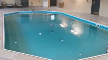 Hồ bơi trong nhà, ghế dài tắm nắng