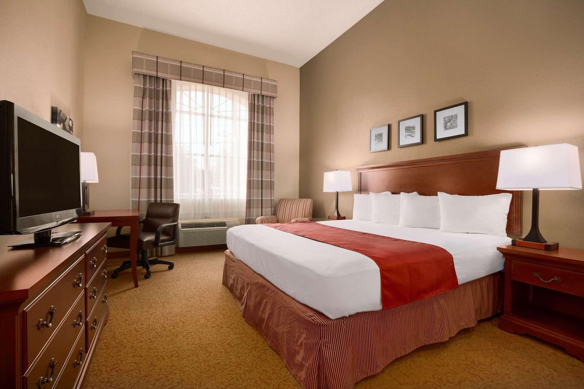 1 bedroom, desk, laptop workspace, blackout drapes