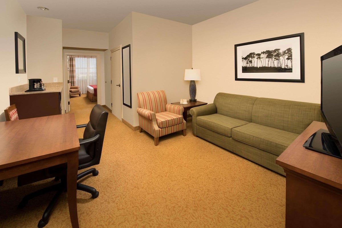 1 bedroom, desk, laptop workspace, blackout drapes