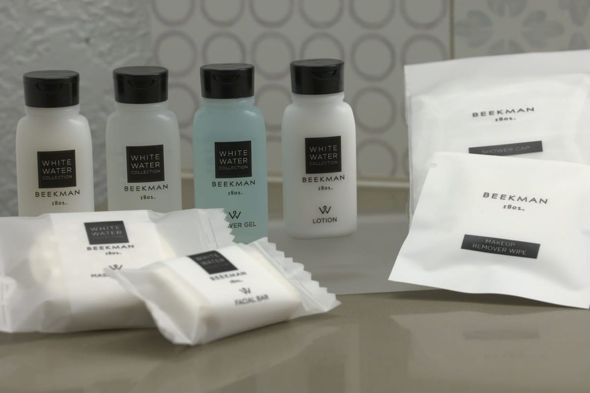 Une sélection de produits de soins pour la peau de la collection Beekman White Water, comprenant un savon pour le visage, une lotion et des lingettes démaquillantes.