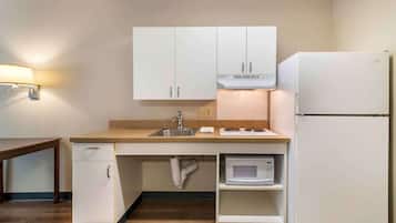 Studio, 1 Queen Bed, Accessible, Non Smoking | Private kitchen