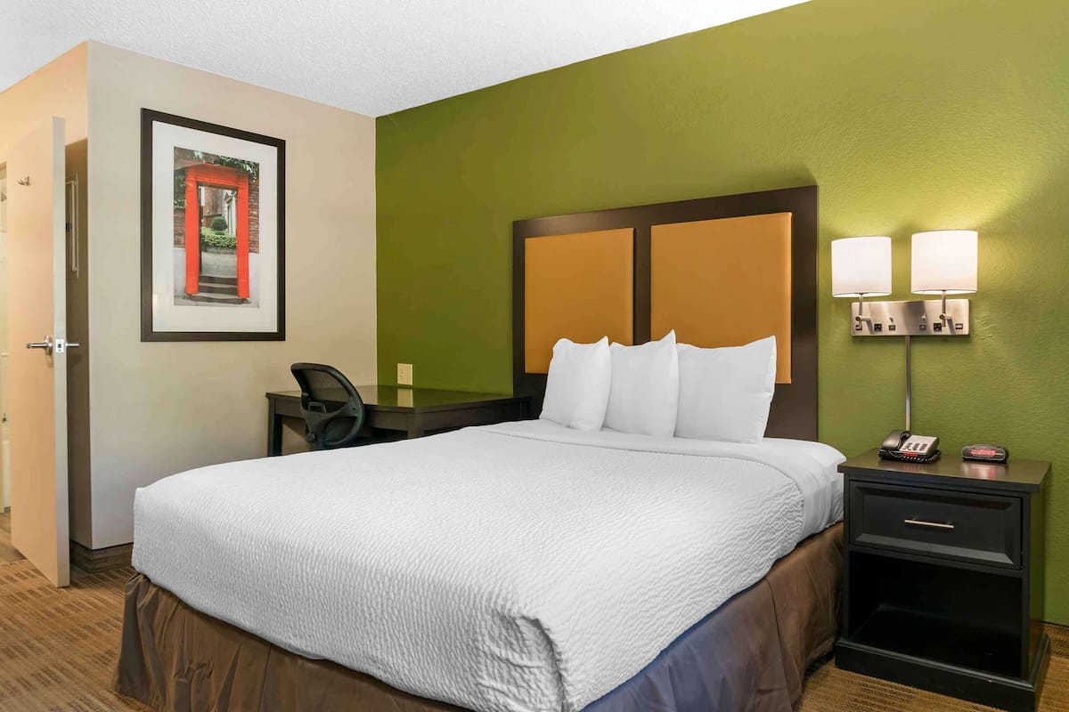 Desk, iron/ironing board, free WiFi, bed sheets